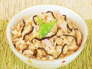 塩こんぶとツナの炊き込みご飯