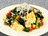 豆腐としらすのピリ辛海藻サラダ