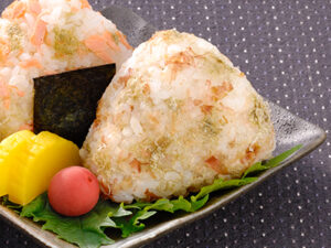 混ぜ込みとろろむすび